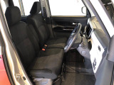 運転席の座面高さを調整できるシートリフターが付いています。フロントシートはベンチシートを採用で、座面も広く使い勝手もいいですよ♪