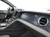 ベントレーは全てオーダーでの発注となっておりますので同じ車種でもステッチやベニヤ部分でまったく違う表情を感じることができます。