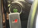 【スマートキー/プッシュスタート】鍵を持っているだけで、ドアロック解除・施錠からエンジンスタートまで操作できる便利な機能です。