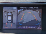 アラウンドビューモニターを装備!上から車両を見下ろしたような映像をナビ画面に表示できます。車両前後左右に搭載した4つのカメラ映像を継ぎ目なく合成!目視では見えない部分もリアルタイムで見れます。