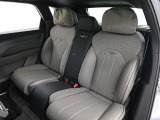 後部座席も広さは十分確保されております。運転して良し、座って良しの仕上がりとなっております。