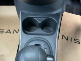 ドリンクホルダーがセンターコンソールのシフトレバの前に付いています!