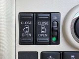 両側電動スライドドアは運転席のスイッチからでも開閉できます。