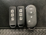 スマートキー付きですからドアロックの開閉およびエンジンスタートが楽々です。電動スライドドアの開け閉めもボタンで操作できます。加えて、純正リモコンエンジンスターター用の操作キーもついています。