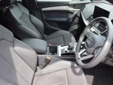 Audi正規ディーラーが高品質をお約束。高度な訓練・教育を受けたAudi専任メカニックが、100項目にもおよぶ精密な点検を実施。すべてクリアしたAudi車だけ、あなたのお手元に届けられるのです