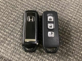 スマートキー付きですからドアロックの開閉およびエンジンスタートが楽々です。電動スライドドアの開け閉めもボタンで操作できます。スペアキーも同じものを用意しております。