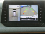 全周囲カメラで、クルマを上空から見下ろしているかのような映像を映し出します。周囲の状況がひと目でわかります!