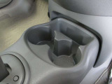 シフトレバーの前方にカップホルダー2個有り!さらに四角のホルダーが有り携帯電話等も置くことが出来ます。