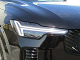 ひときわ印象的なT字型のLEDヘッドライトは、新世代のボルボを象徴するユニークなアイコンとなっています。LEDデイタイム・ランニング・ライトやポジションライト、ウインカーの役割も果たします。