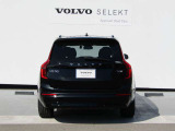 7シーターの新型XC90は、色あせることのない北欧デザイン、スムーズなハンドリング、直感的な操作性を実現した新開発のセンターディスプレイにより、エレガントな雰囲気と乗り味の快適性をさらに強化しました。