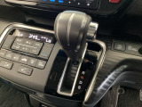CVT車のセレクトレバーです。低速から高速まで、変速ショックのないスムーズな走りを実現するとともに、エンジン効率のよい領域を維持することで燃費にも貢献します。