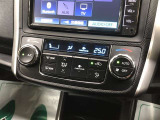 オートエアコンです。風量、吹き出し口を自動で制御し、室内温度を一定に保ちます。乗員周辺の花粉を素早く除去してくれる花粉除去モードと肌や髪にやさしい、ナノイーも搭載!