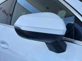 ●アウディサイドアシスト『後方の死角を並走する車両を検知しドアミラーの内側のLEDが点灯。ドライバーに注意を促し事故を未然に防ぐシステムです。』