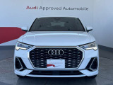 Audiの象徴であるシングルフレームグリルをよりワイドで低くシャープなデザインとすることでワイド&ローのフォルムを協調しています。