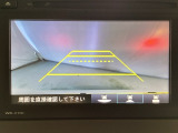 バックでの車庫入れも安心です! リアカメラが付いているバックモニター付のディスプレイオーディオを装備しております。操作線もついており距離感も画面から確認できます。