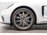 21インチExclusive Designホイル、プラチナシルバー搭載です。