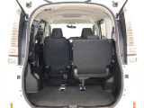 簡単に収納できる後部座席!大空間が出現します!シートアレンジが多彩な点も特徴です!レジャー用品も積み込めます!