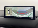 【360&deg;ビュー・モニター】まるでクルマを真上から見下ろしたかのような視点で駐車をサポートします!クルマの斜め後ろや真横など、前後左右の4つのカメラの映像が合成されて、モニターに映し出されます。