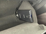 【ETC】有料道路を利用する際に料金所で停止することなく通過できる、ETC車載器(ノンストップ自動料金収受システム機器)が装備されています。セットアップを行うことで利用可能になります。