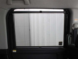 スライドドアにはサンシェードが装備されています。
