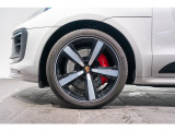21インチ Macan Exclusive Design スポーツホイール搭載です。
