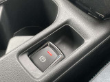 電動パーキングブレーキです。ブレーキペダルを踏み込み、Pスイッチを引き上げると作動、押し下げると解除されます。