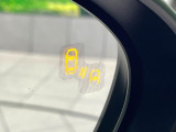 【ブラインドスポットモニタリング】走行中、ドアミラーの死角になりやすい箇所に後続車が接近するとサイドミラー付近に警告を表示、ドライバーに注意喚起をしてくれます。