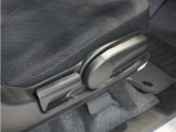 【ハイトアジャスター】レバーの上下操作だけで、座面を運転しやすい高さへ簡単に調節できます。