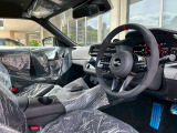 Zの運転席を是非座って体感してみて下さい。色々な装備がついているので、気になる装備を是非カーライフアドバイザーに聞いてみてください