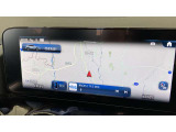【コマンドシステム】センターのコントローラーとスイッチ類及び音声認識機能により、ナビゲーションやオーディオ&ビジュアル、車両設定等を安全に操作できます。また高精度ディスプレイを採用しています。