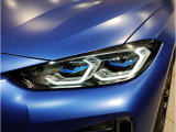 【レーザーライト】ブルーのデザインとBMW Laserのロゴにより視覚的にも個性を主張するレーザーライト。ハイビームモードを設定すると最長600mまでの距離を照射。夜間におけるドライビングの快適性を向上させますS