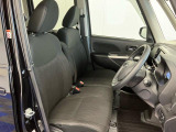 フロントベンチシートが運転席足元もゆったり、広々快適です、助手席へのウォークスルーも楽々可能ですよ☆