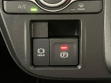 【電動パーキングブレーキ】ボタンを手前に引くだけでパーキングブレーキがロック!発進時にはボタンを押すとパーキングブレーキが簡単に解除される優れものです!