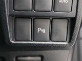 超音波センサーを利用して、車両前方や車両後方の障害物を検知。障害物との距離と接近部位の位置をマルチインフォメーションディスプレイに表示し、同時に音声とブザーでドライバーに注意を促します。