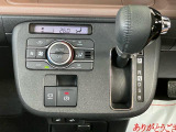 インパネにシフトレバーがございます^^空間を広く使うことができ、ハンドルにも近いため操作性にも優れています☆