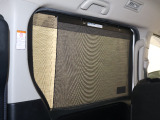 後部座席にはサンシェード付きなので日よけもバッチリ☆