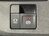 指先だけで簡単に操作が可能な電動パーキングブレーキを採用。「HOLD」スイッチを押すと、渋滞や信号待ちなどでブレーキペダルから足を離しても、ブレーキを保持するので安心です