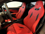 内装色はRosso Ferrariです。シートヒーター付き電動シート