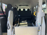 可倒式リヤシートを起こすと車いす2脚積みになります。
