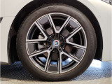 BMW純正アルミホイールです。納車時にはアルミホイールコーティングも承っております!是非ご検討下さいませ。