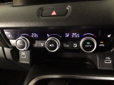 【左右独立オートエアコン】左右席で独立温度コントロールが可能です。運転席はキンキンに冷やして助手席はマイルドにと言った設定が可能です☆暑さ寒さでケンカすることもなくなりますね♪