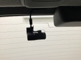 後方にもドライブレコーダーのカメラが付いています。前後両方でお車の周りを監視・記録いたします。