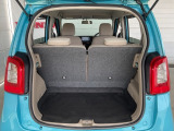 ちょっとした荷物やお買い物には充分な広さの荷室です。純正アクセサリ、ラッゲージトレイつき