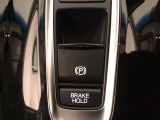 指先の操作でパーキングブレーキの「作動と解除」が行うことができる装備。ブレーキペダルから足を離しても停止し続けてくれるオートブレーキホールド機能。信号待ちなどの際には便利。ECO運転で低燃費走行♪