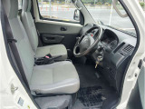 運転席周りはシンプルなデザインのため、運転手を選びません。初めてのお車をお選びの方や、運転になれていない方にもおすすめです。