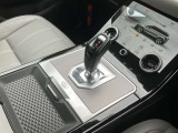 【シフトレバー】ガン式のシフトレバーを採用したA/T 細かく制御された変速によりスムーズなドライビングをサポート。ショックもなく低速から高速域まで快適なドライブを提供します。