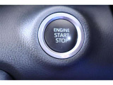 エンジン起動は、ブレーキを踏みながらパワースイッチを押すだけ。簡単操作でスマート発進!鍵を取り出す手間も省けますね。