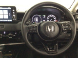 【ハンドル】運転にかかわる様々な操作を安全に行えるように視点移動が少なく操作性に配慮されたスイッチ類が凝縮されたコックピットです。