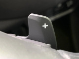 【パドルシフト】ハンドルから手を離さずに素早くシフトアップ&ダウンができるので、エンジンブレーキを使う下り坂や高速道路の合流で加速したい場面で役立ちます。