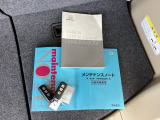 メンテナンスノート【整備記録簿】、取説も揃っています。スマートキーはバッグなどにしまったままボタン操作でエンジンの始動・停止ができて大変便利です。